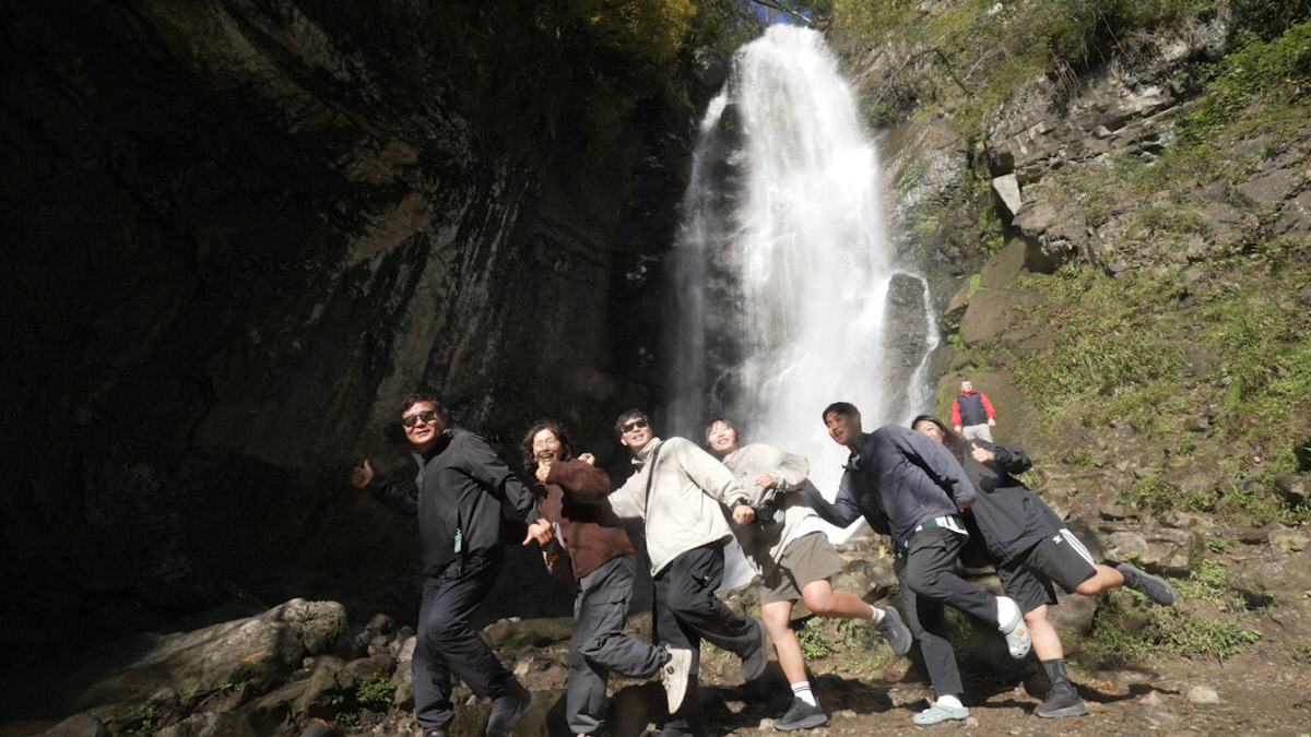 노란 수영복에 섹시한 몸매 어필하는 존예 처자