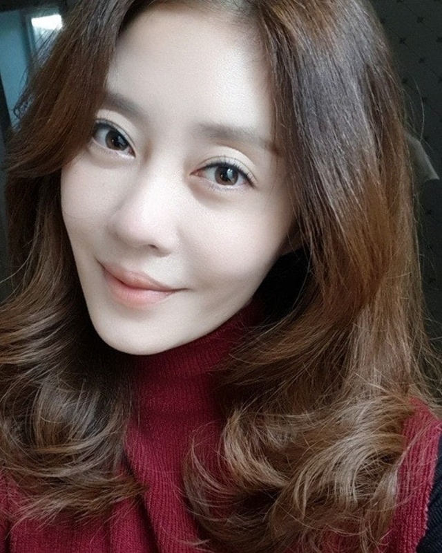 노란 수영복에 섹시한 몸매 어필하는 존예 처자