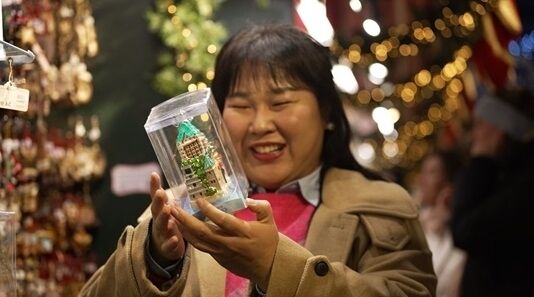 노란 수영복에 섹시한 몸매 어필하는 존예 처자