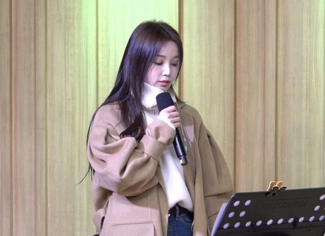 노란 수영복에 섹시한 몸매 어필하는 존예 처자