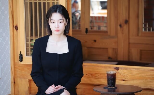 노란 수영복에 섹시한 몸매 어필하는 존예 처자