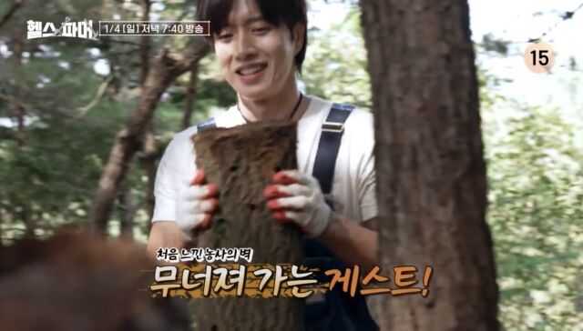 노란 수영복에 섹시한 몸매 어필하는 존예 처자