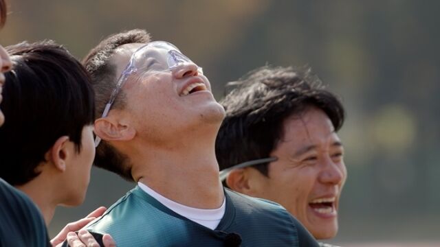 노란 수영복에 섹시한 몸매 어필하는 존예 처자