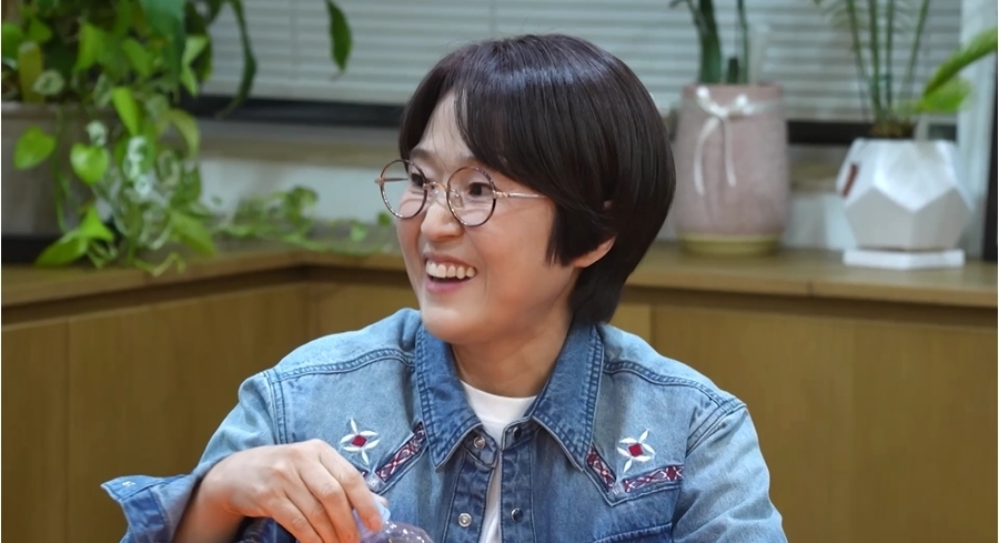 노란 수영복에 섹시한 몸매 어필하는 존예 처자