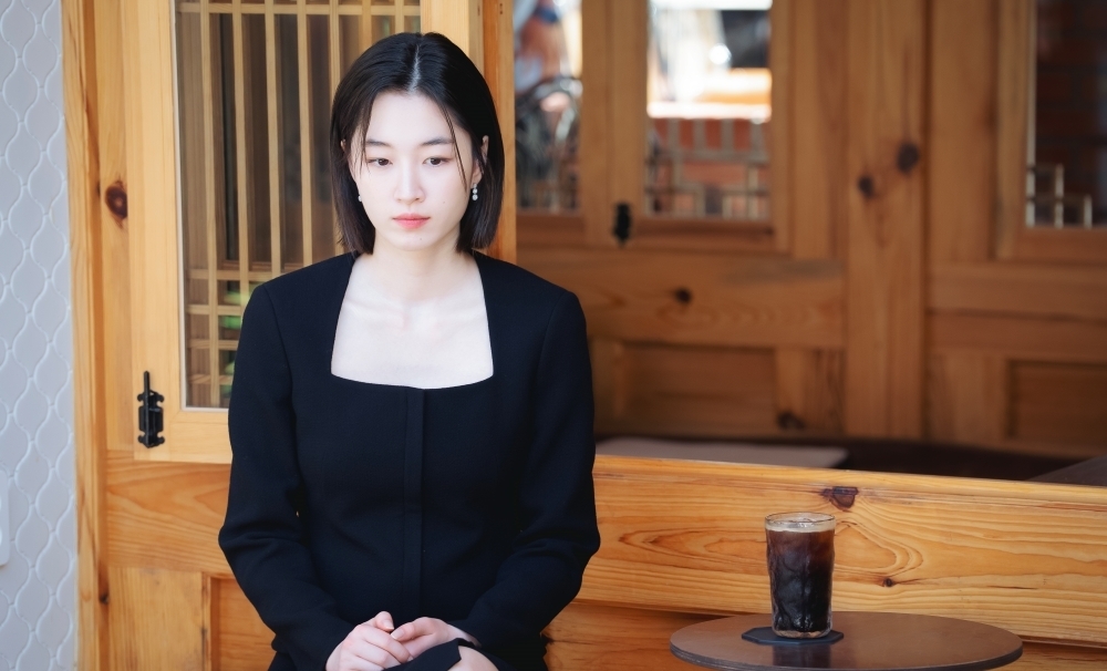 노란 수영복에 섹시한 몸매 어필하는 존예 처자