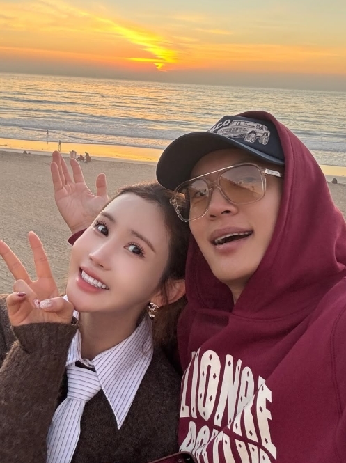 노란 수영복에 섹시한 몸매 어필하는 존예 처자