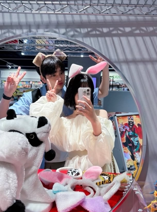 노란 수영복에 섹시한 몸매 어필하는 존예 처자