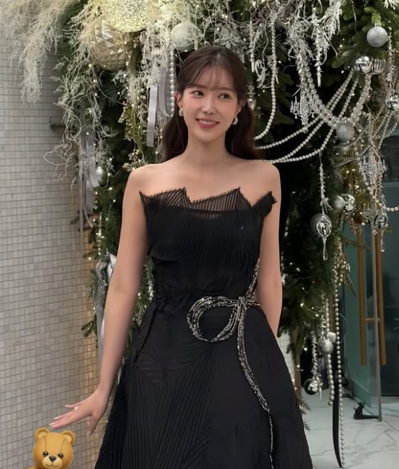 노란 수영복에 섹시한 몸매 어필하는 존예 처자