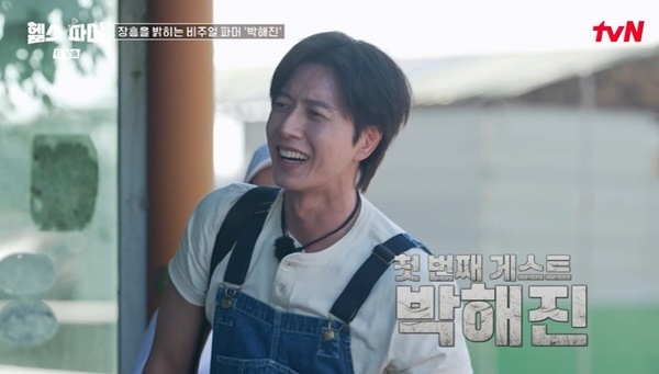 노란 수영복에 섹시한 몸매 어필하는 존예 처자