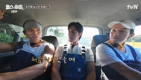 노란 수영복에 섹시한 몸매 어필하는 존예 처자