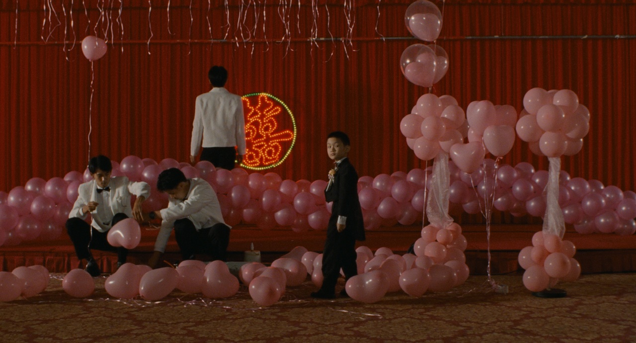 노란 수영복에 섹시한 몸매 어필하는 존예 처자