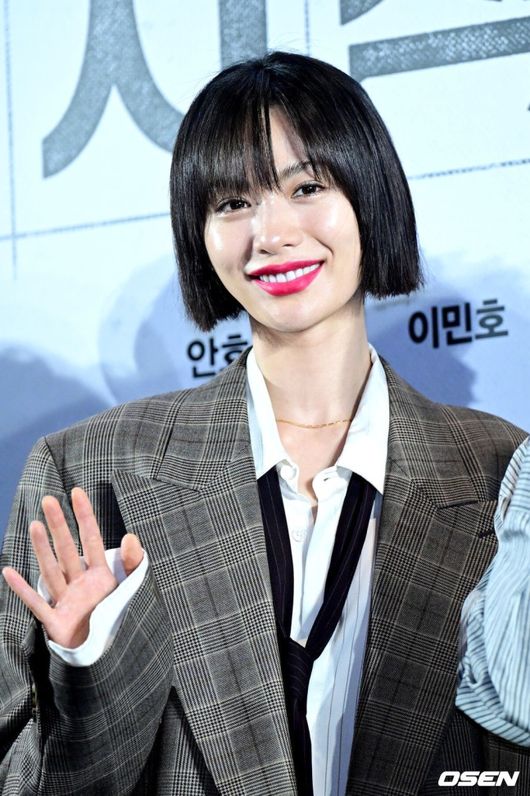 노란 수영복에 섹시한 몸매 어필하는 존예 처자