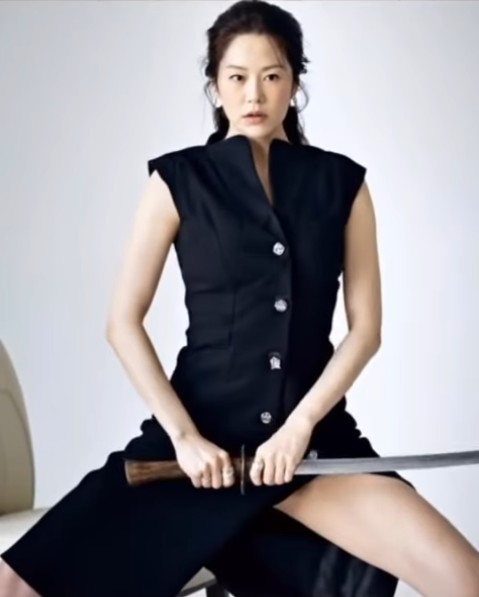 노란 수영복에 섹시한 몸매 어필하는 존예 처자