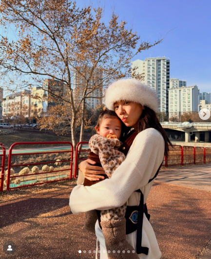 노란 수영복에 섹시한 몸매 어필하는 존예 처자