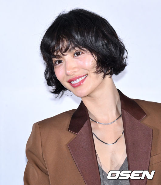 노란 수영복에 섹시한 몸매 어필하는 존예 처자