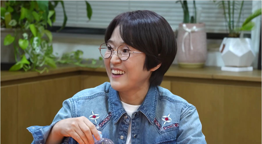 노란 수영복에 섹시한 몸매 어필하는 존예 처자