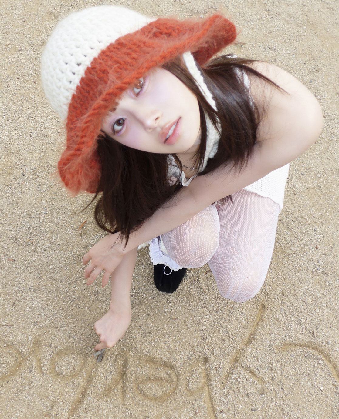 노란 수영복에 섹시한 몸매 어필하는 존예 처자