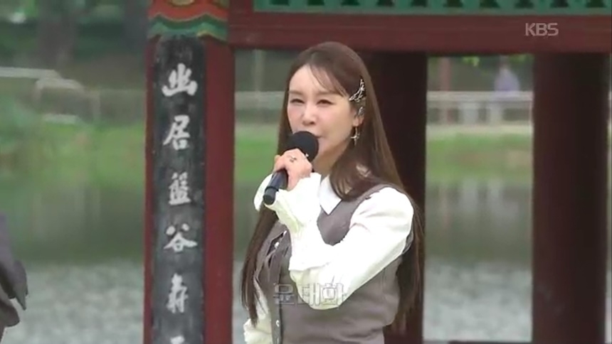 노란 수영복에 섹시한 몸매 어필하는 존예 처자