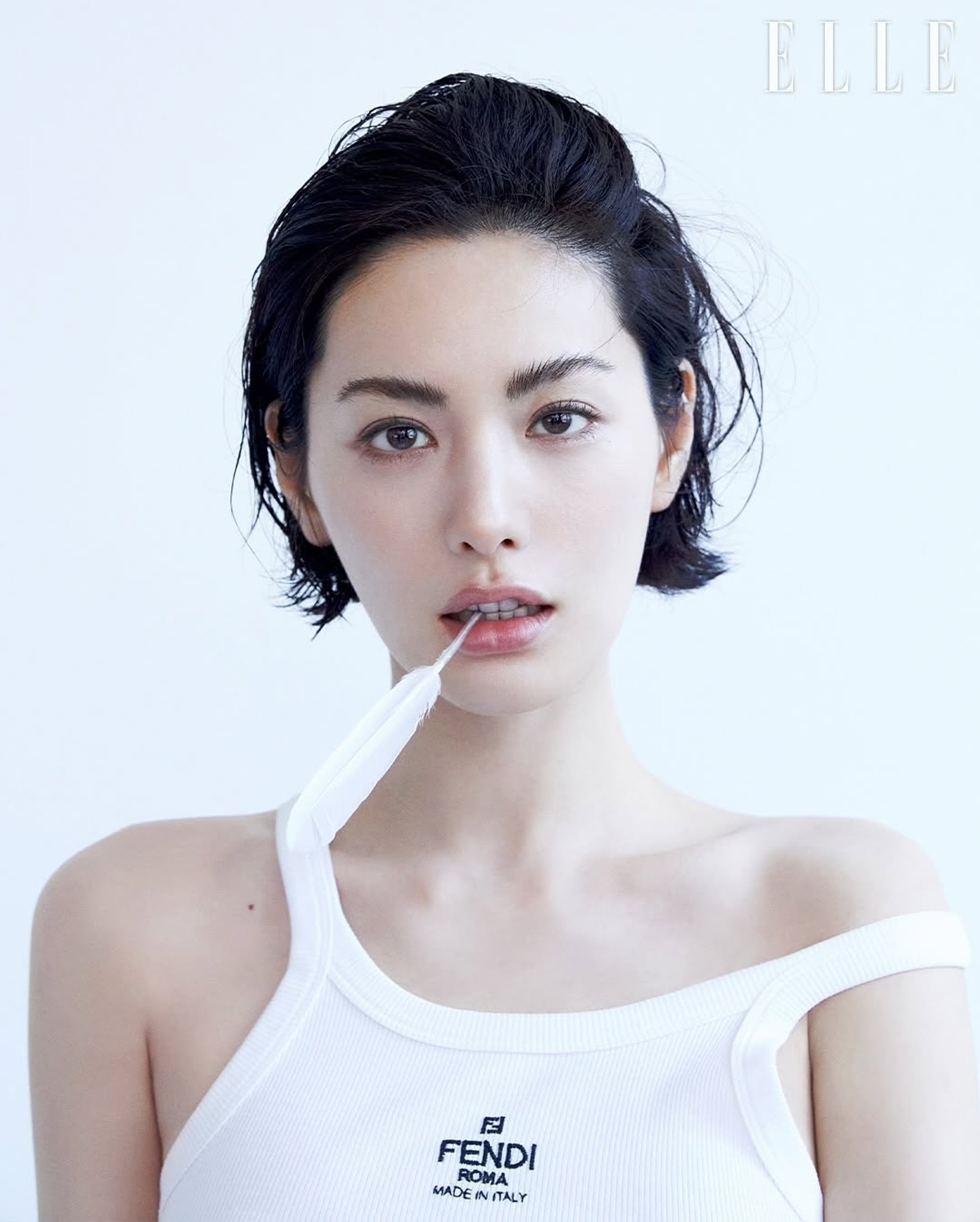 노란 수영복에 섹시한 몸매 어필하는 존예 처자