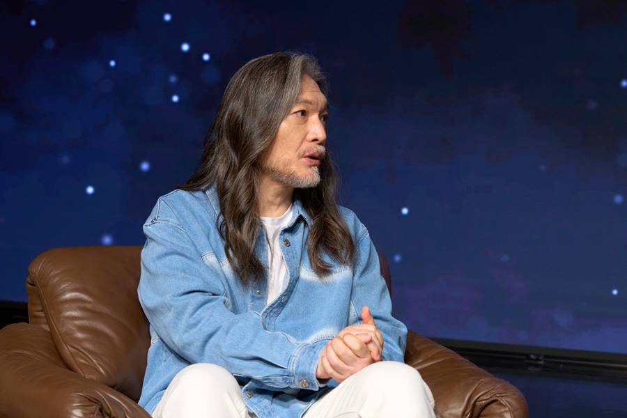 노란 수영복에 섹시한 몸매 어필하는 존예 처자