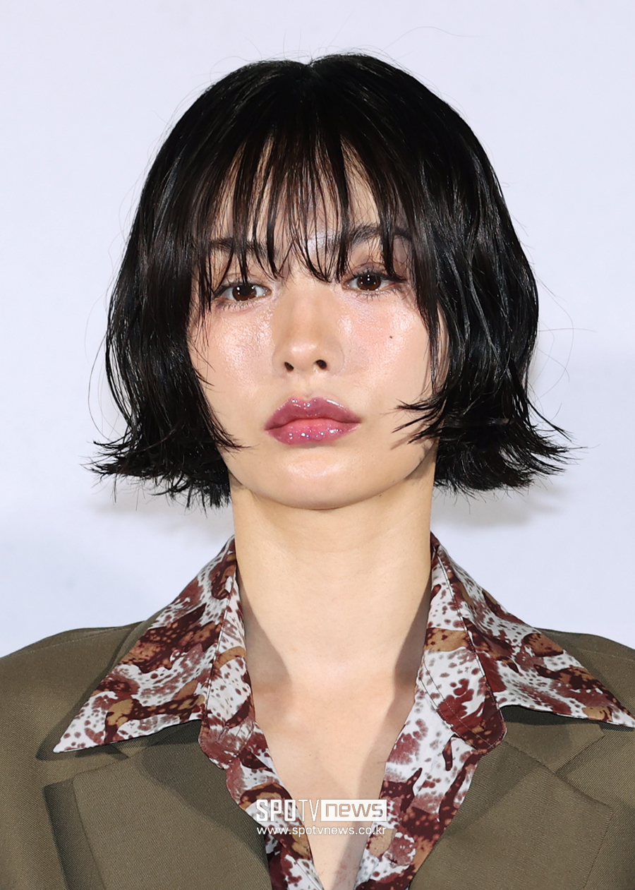 노란 수영복에 섹시한 몸매 어필하는 존예 처자