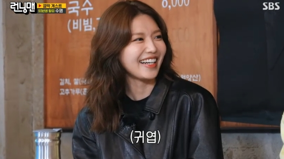 노란 수영복에 섹시한 몸매 어필하는 존예 처자