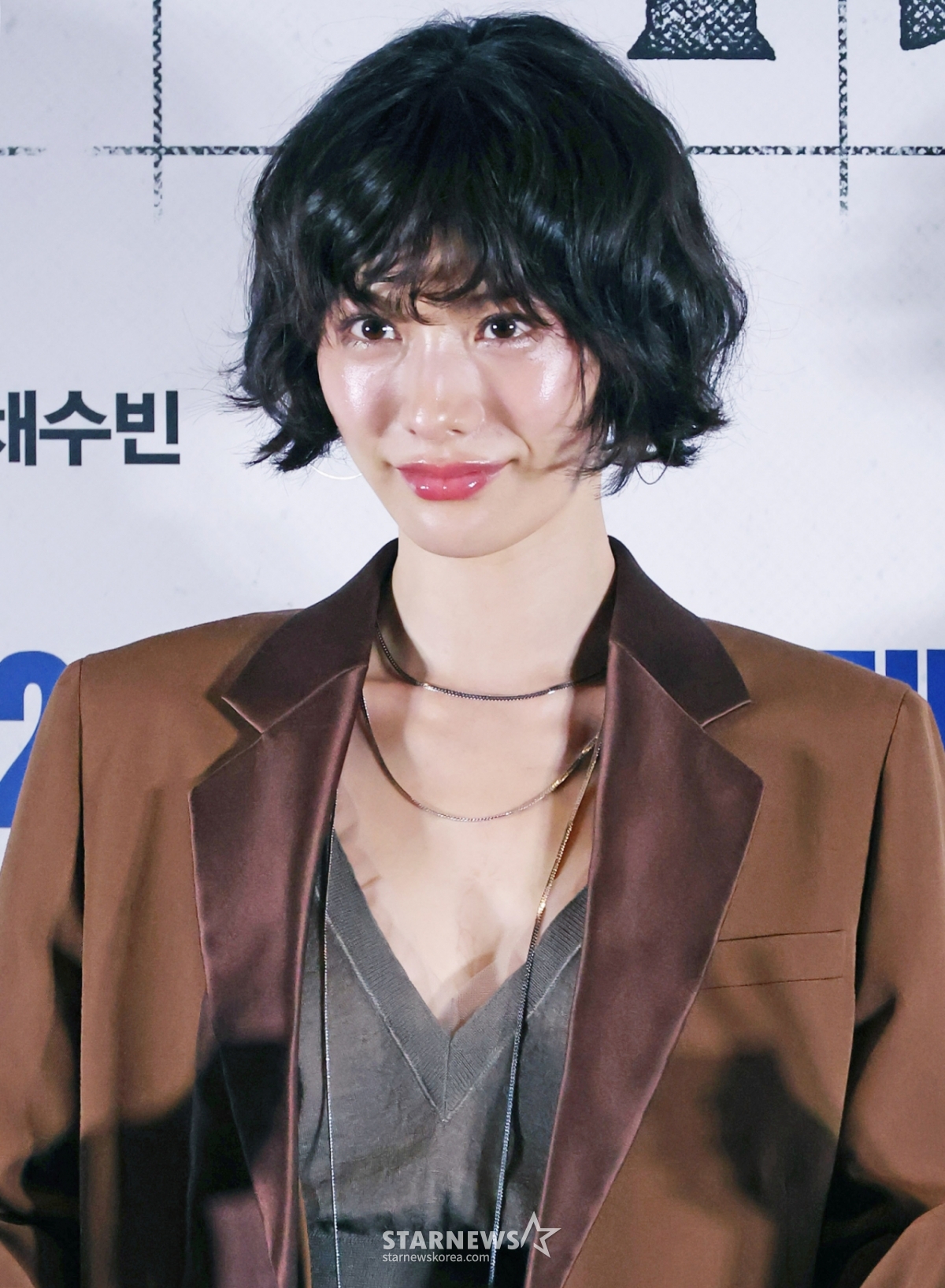 노란 수영복에 섹시한 몸매 어필하는 존예 처자