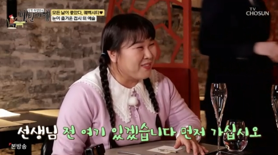 노란 수영복에 섹시한 몸매 어필하는 존예 처자