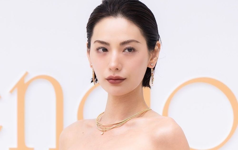 노란 수영복에 섹시한 몸매 어필하는 존예 처자