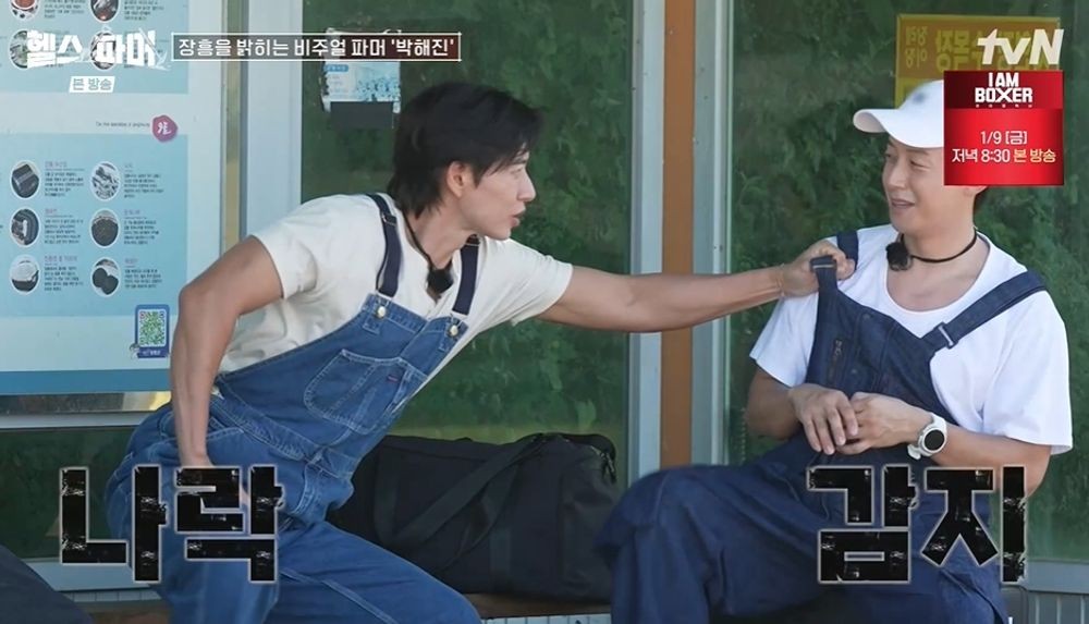 노란 수영복에 섹시한 몸매 어필하는 존예 처자