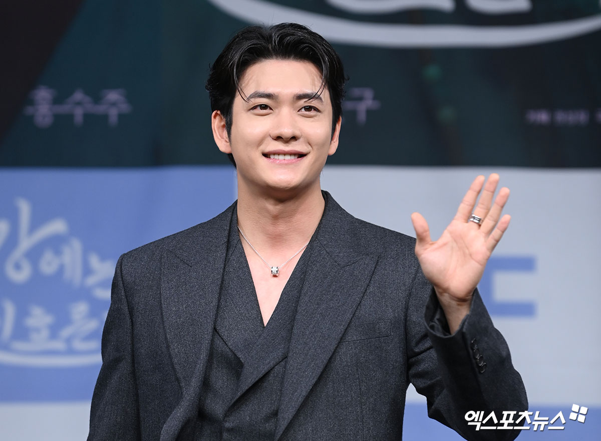 노란 수영복에 섹시한 몸매 어필하는 존예 처자