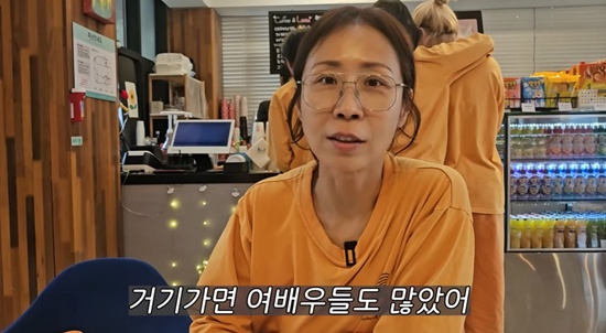 노란 수영복에 섹시한 몸매 어필하는 존예 처자