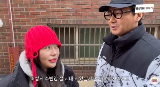 노란 수영복에 섹시한 몸매 어필하는 존예 처자