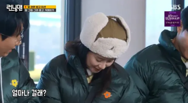 노란 수영복에 섹시한 몸매 어필하는 존예 처자