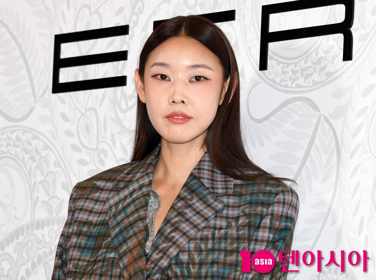 노란 수영복에 섹시한 몸매 어필하는 존예 처자