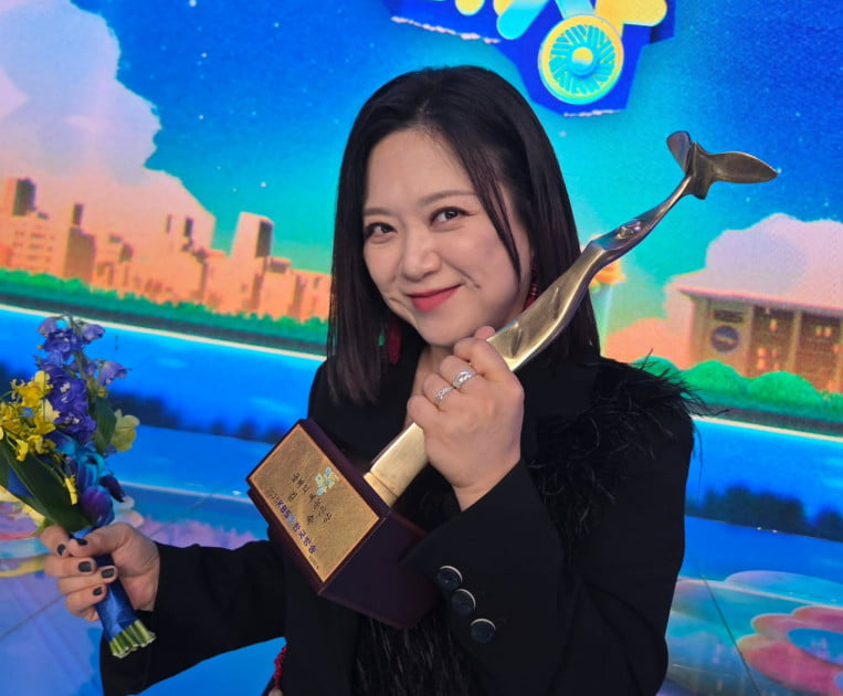 노란 수영복에 섹시한 몸매 어필하는 존예 처자