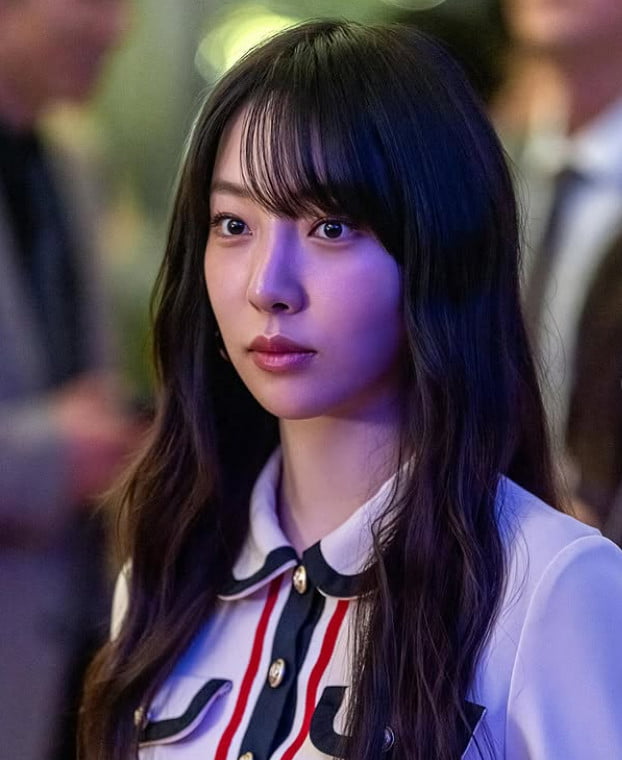 노란 수영복에 섹시한 몸매 어필하는 존예 처자