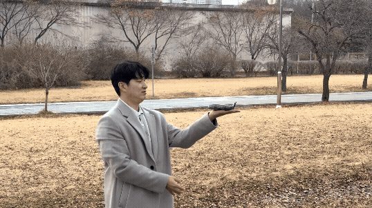 DJI 네오2 드론을 손바닥으로 이륙시키고 있다(사진=윤정훈 기자)