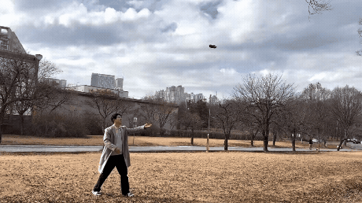 손바닥을 하늘로 하고 펼치고 있자 DJI 네오2 드론이 착륙한ㄷ?(사진=윤정훈 기자)