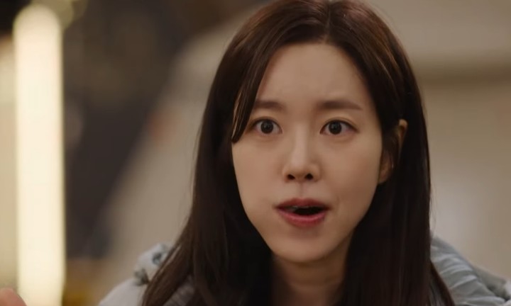 노란 수영복에 섹시한 몸매 어필하는 존예 처자