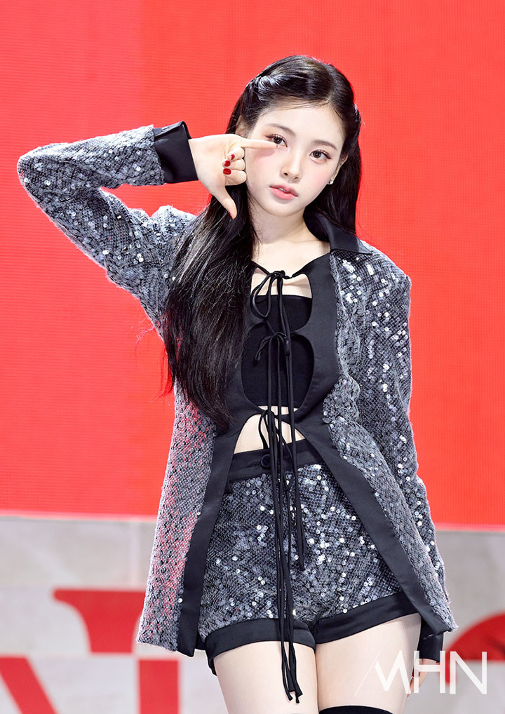 노란 수영복에 섹시한 몸매 어필하는 존예 처자