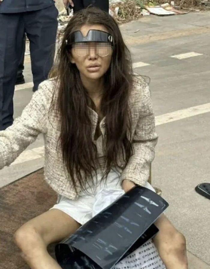 노란 수영복에 섹시한 몸매 어필하는 존예 처자