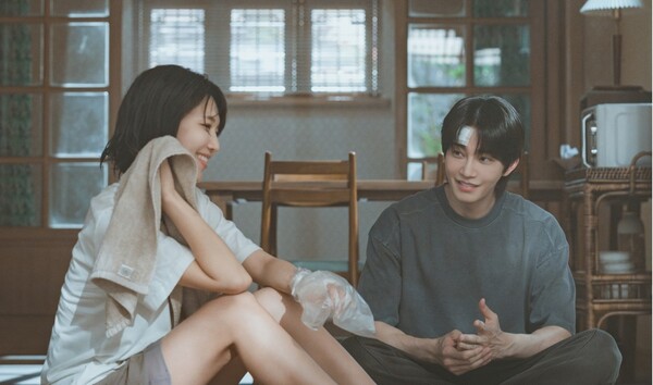 노란 수영복에 섹시한 몸매 어필하는 존예 처자