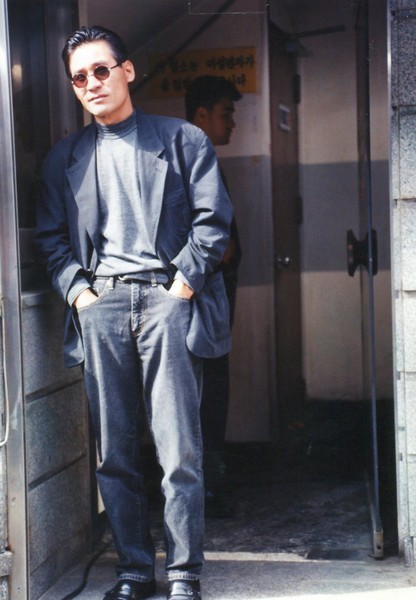 노란 수영복에 섹시한 몸매 어필하는 존예 처자