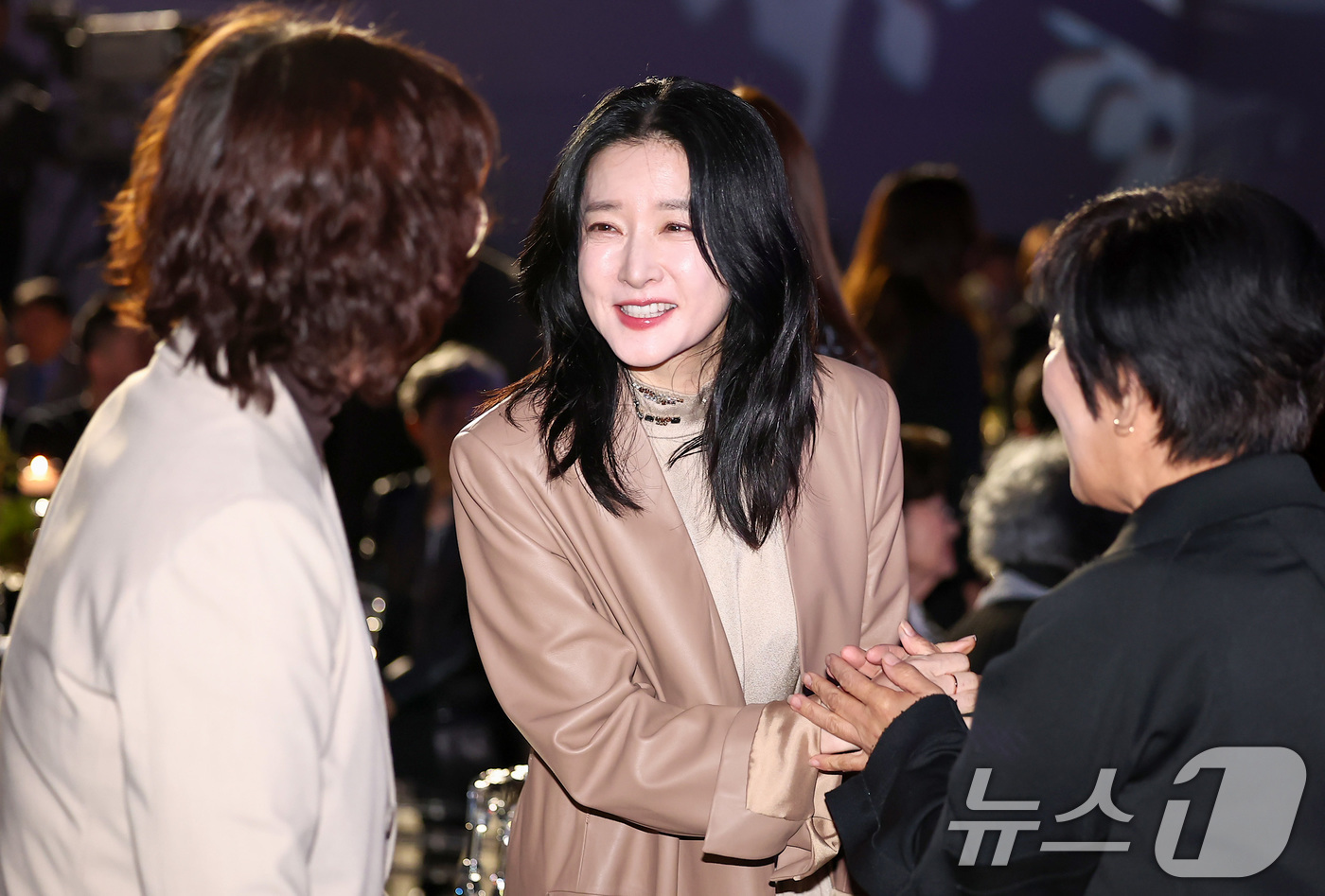 노란 수영복에 섹시한 몸매 어필하는 존예 처자