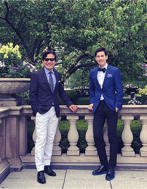 노란 수영복에 섹시한 몸매 어필하는 존예 처자