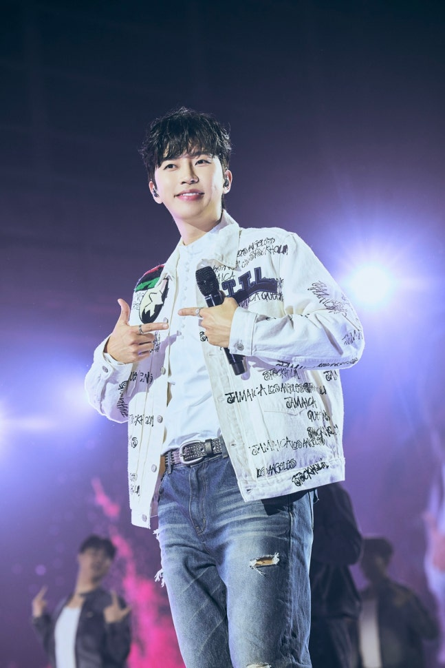 노란 수영복에 섹시한 몸매 어필하는 존예 처자