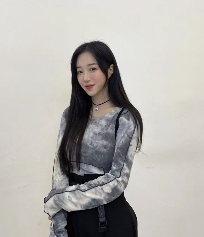 노란 수영복에 섹시한 몸매 어필하는 존예 처자