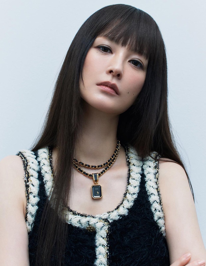 노란 수영복에 섹시한 몸매 어필하는 존예 처자