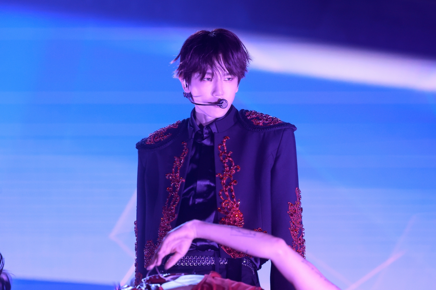 노란 수영복에 섹시한 몸매 어필하는 존예 처자